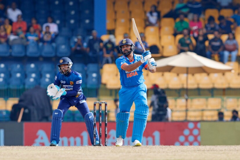 অস্ট্রেলিয়ার বিরুদ্ধে ওয়ান ডে সিরিজেই প্রথম ভারতীয় ও বিশ্বের দ্বিতীয় ব্যাটার হিসেবে ৫৫০ আন্তর্জাতিক ছয় মারার রেকর্ড গড়েছিলেন রোহিত শর্মা। ৫৫৩ ছয় মেরে শীর্ষে রয়েছেন ক্রিস গেইল। ফলে বিশ্বকাপে আর ৪টি ছয় মারতে পারলেই আন্তর্জাতিক ক্রিকেটে সবথেকে বেশি ছয়ের মালিক হবেন রোহিত।