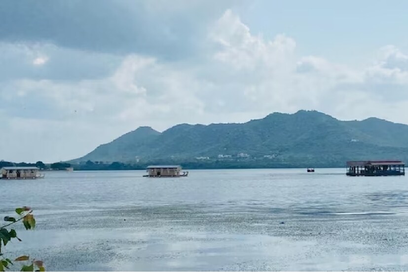পরিণীতির সঙ্গে বিয়ে করতে রাঘব এবং তাঁর বরযাত্রী নৌকা করে ঝিল পার করে প্যালেসে পৌঁছন। নিউজ18-এর নিজস্ব ছবিতে দেখা গিয়েছে একের পর এক নৌকা বরযাত্রী নিয়ে জলাশয় পেরিয়ে যাচ্ছে।