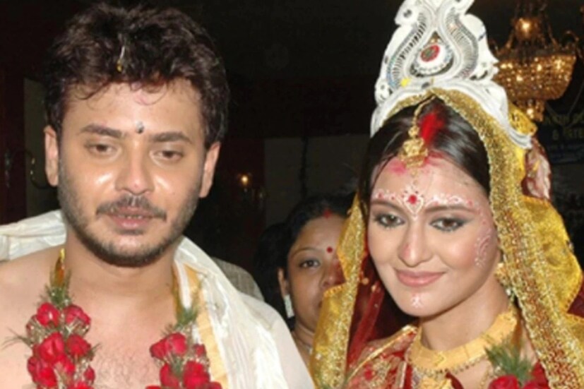 তারকা দম্পতির মাঝে সেই আইন আর কাঁটা হয়ে দাঁড়াতে পারল না। ছেলে সহজকে নিয়ে ফের সংসার করার জন্য প্রস্তুত তাঁরা। এক ছাদের তলায় আসতেও আর বেশি দেরি নেই।