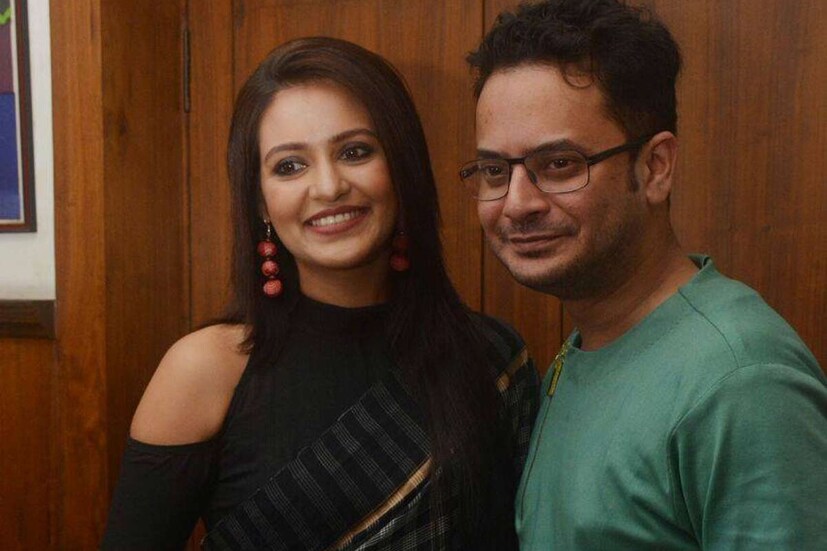 বেশ কিছু মাস আগে রাহুল নিউজ18 বাংলাকে বলেছিলেন, ‘‘সহজের বাবা-মা একসঙ্গেই আছে।’’ এবার রাহুল বললেন, ‘‘কেবল সহজের বাবা-মা নয়, রাহুল-প্রিয়াঙ্কা একসঙ্গেই আছে।’’
