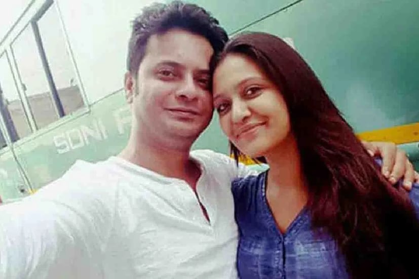 তবে এখনও যে পাকাপাকি ভাবে এক ছাদের তলায় থাকতে পারছেন, তা নয়। কারণ প্রিয়াঙ্কাকে নিজের বৃদ্ধ বাবা-মায়ের কাছে থাকতে হয়। উল্টোদিকে রাহুলের মায়েরও বয়স হয়েছে।