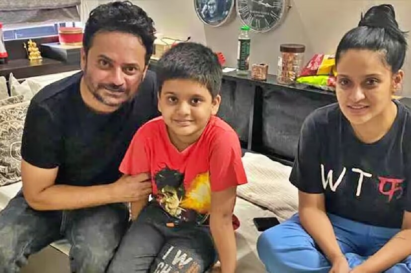 রাহুল জানালেন, এতদিন ধরে ধীরে ধীরে সমস্যা মিটিয়েছেন দম্পতি। কথা বলে, নিজেদের সময় দিয়ে, পারস্পরিক বোঝাপড়ার মাধ্যমে আবারও তাঁরা প্রেমিক-প্রেমিকা হলেন। স্বামী-স্ত্রী তো ছিলেনই, এবার সেই পল্লবী ও কৃষ্ণকে পেল ভক্তরা।