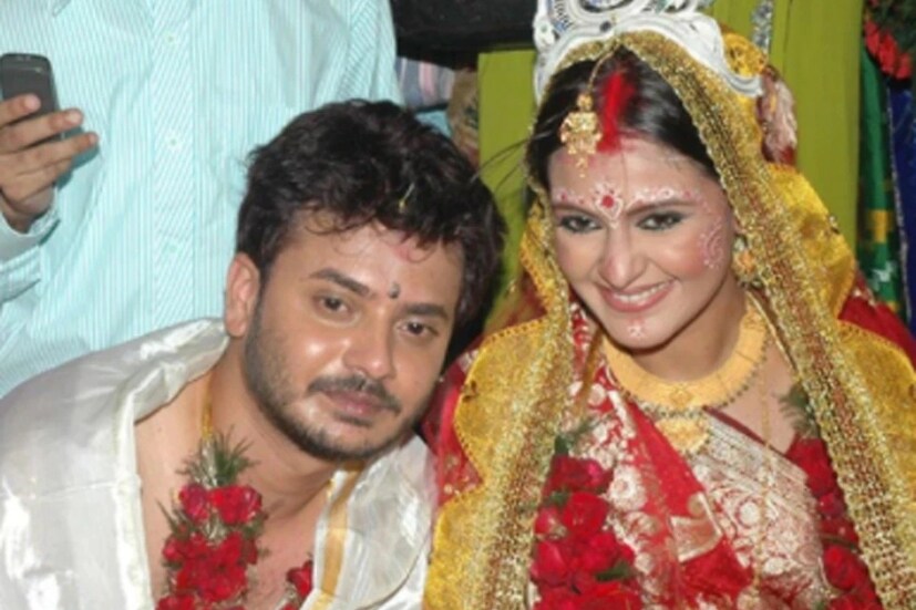 তবে রাহুলের কথায় জানা গেল, খুব তাড়াতাড়ি প্রিয়াঙ্কার বাড়ির কাছে ফ্ল্যাট কিনে মাকে নিয়ে যাবেন। তখন থেকে আবার একত্রবাস শুরু। এখনও সুযোগ পেলে রাহুল ও প্রিয়াঙ্কা একত্রবাস করছেন ছেলেকে সঙ্গে নিয়ে।