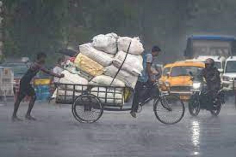 Weather Update Today: কলকাতায় সকালে সর্বনিম্ন তাপমাত্রা ছিল ২৬.৬ ডিগ্রি সেলসিয়াস। যা স্বাভাবিক তাপমাত্রা। গতকাল বিকেলে সর্বোচ্চ তাপমাত্রা ছিল ২৯.২ ডিগ্রি সেলসিয়াস। যা স্বাভাবিক তাপমাত্রার থেকে ৪ ডিগ্রি সেলসিয়াস তাপমাত্রা কম। 