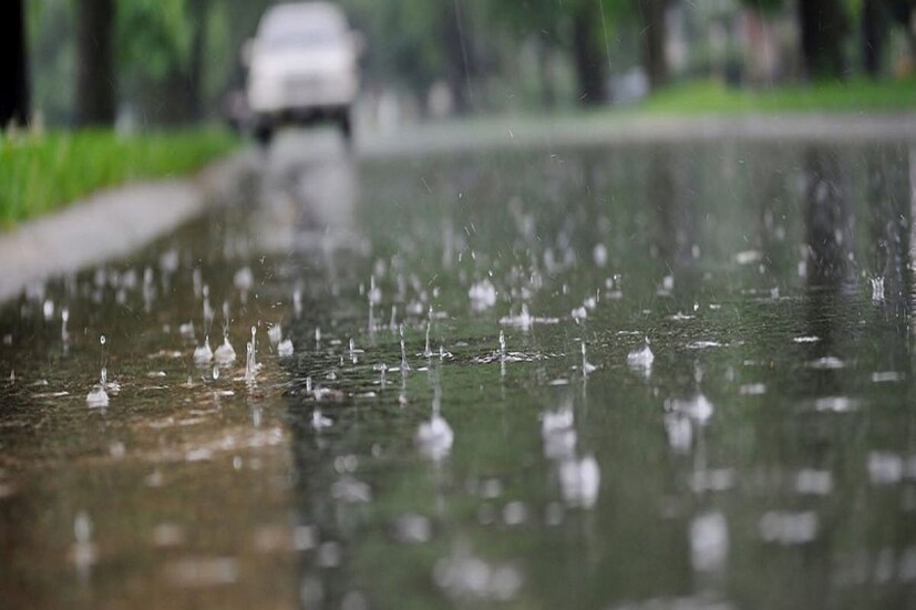 তবে কোথাও দু- এক পশলা হালকা মাঝারি বৃষ্টির হবার সম্ভাবনাও রয়েছে। ভারী বৃষ্টির সম্ভাবনা সেভাবে নেই বলেই জানা গিয়েছে আবহাওয়া দফতর সূত্রে।