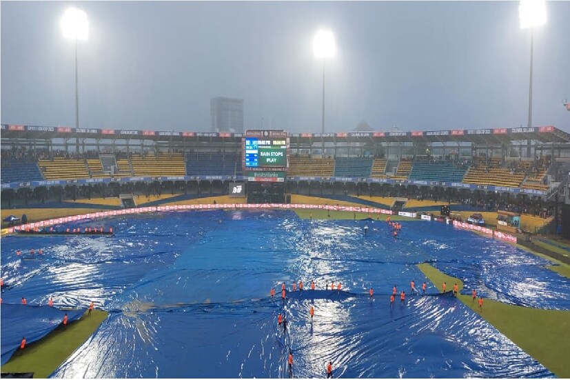 : রবিবারের ম্যাচে বৃষ্টি ভিলেন হিসেবে ইতিমধ্যেই এসে গেছে৷ ওয়েদার আপডেট অনুযায়ি রবিবার ভারত বনাম পাকিস্তান ম্যাচে আগেই বৃষ্টির ভ্রুকূটি ছিল, আর ওয়েদার আপডেটকে একেবারে পাক্কা মিলিয়ে দিয়ে হল তুমুল বৃষ্টি৷ সঙ্গে প্রবল ঝোড়ো হাওয়া৷ বিকেল পাঁচটা বাজার আগে থেকে বৃষ্টি বন্ধ হওয়ার সময় ভারতের ব্যাটিং ইনিংসের ২৪.১ ওভার পর্যন্ত খেলা হয়েছিল৷
