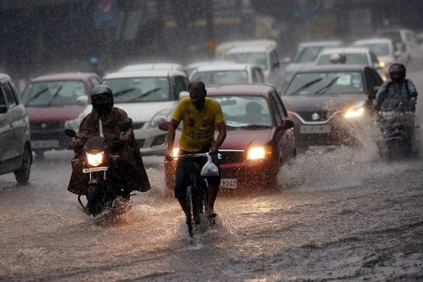West Bengal Weather Update: রাত পোহালেই বঙ্গোপসাগরে ফের তৈরি হবে নয়া ঘূর্ণাবর্ত৷ উত্তর-পশ্চিম বঙ্গোপসাগর এবং পশ্চিম মধ্য বঙ্গোপসাগরে এই ঘূর্ণাবর্ত তৈরি হতে চলছে বলে নিজেদের লেটেস্ট ওয়েদার আপডেটে জানিয়েছে আইএমডি৷ ফলে সপ্তাহের মাঝখান থেকে ফের একবার তোলপাড় করা আবহাওয়া দেখবে পশ্চিমবঙ্গবাসী৷ কলকাতা ওয়েদার আপডেটেও তাই এর প্রভাব পড়বেই৷