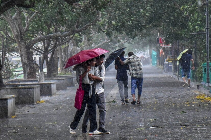 কলকাতায় ফের বৃষ্টির সতর্কতা। তবে কলকাতা শহর ছাড়াও দক্ষিণবঙ্গের বেশ কয়েকটি জেলা ভাসতে চলেছে। আগামী দু’ঘণ্টায় কলকাতা, হাওড়া, উত্তর ২৪ পরগনা এবং দক্ষিণ ২৪ পরগনা জেলায় বৃষ্টি আসবে। 