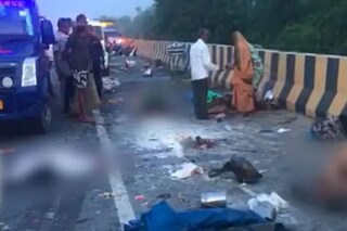 রাস্তায় পিষে দিল ট্রাক