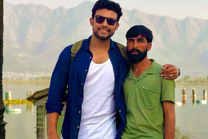 এমনই সময়ে আমাদের বাঁচাতে আসে আর একটি ছেলে। সে আরিফ। আর তাঁর ঘোড়া করেই আমাদের মালপত্র যাচ্ছিল। তিনি এসে আমায় ধরে ধরে নীচে নামায়। অন্ধকারের মধ্যে হেঁটে হেঁটে রাত সাড়ে ৯টায় হোটেলে পৌঁছই। তাঁকে আমি পরদিন লাঞ্চ করতে বলি। টাকা দিয়ে ছোট করতে পারিনি তাঁকে।’’ 