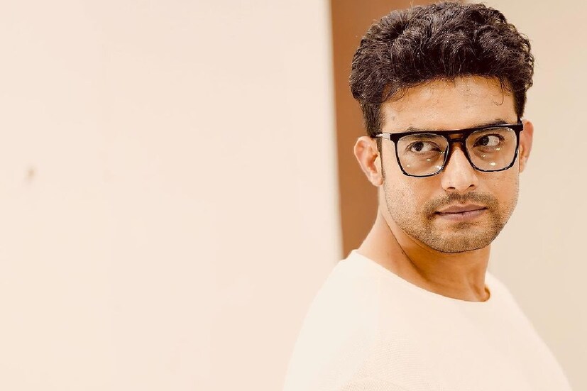 ‘‘আমার কোমরে সমস্যা আছে। সব কিছুই জানত ওই গাইড। তার পরেও এটা করে। আমি তাঁকে বলছিলাম যে, আমার বাড়িতে ৬টা লোক রয়েছে, তাঁদের চালাতে হয় আমায়। আমি আজ মরে গেলে, তাঁরাও আর বাঁচবে না।’’ অদ্ভুত লোক। 