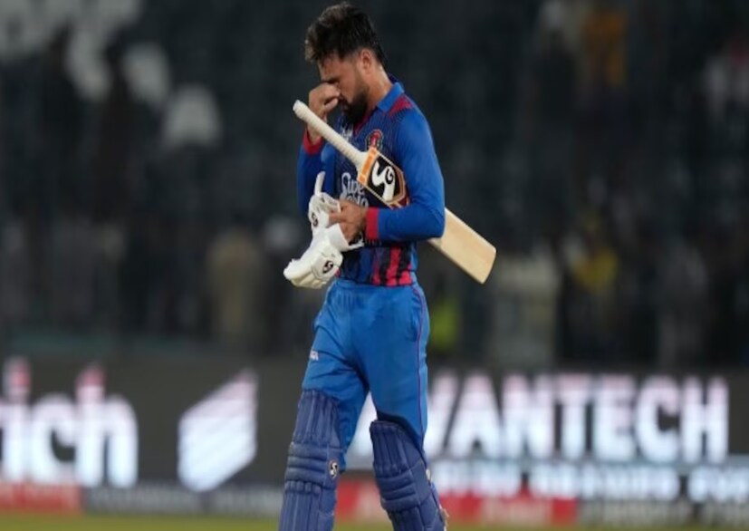 ম্যাচ শেষ হওয়ার পর আফগান দলের প্রধান কোচ জোনাথন ট্রট জানান এক অদ্ভুত কথা। তিনি বলেন, শ্রীলঙ্কার বিরুদ্ধে ৩৭.১ ওভারে ২৯২ রানের লক্ষ্যে দেওয়া হয়েছিল। কিন্তু সেই লক্ষ্যে পৌঁছতে না পারলেও যে সুপার ফোর-এ যোগ্যতা অর্জনের আরও একটি সুযোগ পাওয়া যেতে পারে, তা দলের জানা ছিল না। ট্রট বলেন, ‘ম্যাচের কর্মকর্তারা আফগানিস্তান দলকে সুপার ফোর-এ যোগ্যতা অর্জন করার বিষয়ে সমস্ত দিকগুলি জানাননি। এরই খেসারত দিতে হল দলকে।’ শ্রীলঙ্কার বিপক্ষে ২৯২ রানের লক্ষ্য তাড়া করতে গিয়ে আফগানিস্তান দল মাত্র তিন রানে পিছিয়ে পড়ে। 