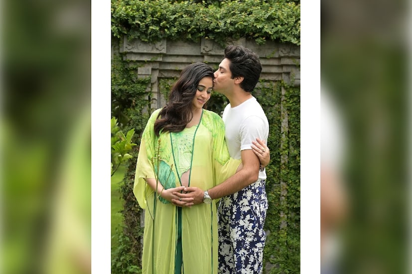 নতুন মা-বাবা ইনস্টাগ্রামে একটি কার্ড বানিয়ে কবিতা লিখে ছেলের নাম প্রকাশ করলেন। চক্রবর্তী পরিবারের নয়া সদস্যের নাম রাখা হল, ‘ধীর’। অর্থাৎ ধৈর্যশীল, নম্র।