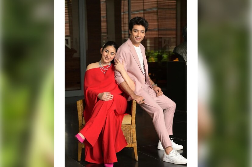 পোস্টের মন্তব্যে গৌরব লিখেছেন, ‘গতকাল, আমাদের জগতে নতুন আলোর ছটা এসেছে। এক পুত্রসন্তান, আর গুচ্ছ গুচ্ছ আনন্দ ও অসংখ্য সম্ভাবনা। তার জীবনপথ যেন জ্ঞান এবং ভালবাসায় ভরে ওঠে। সে নিজে যেন নিজের পথ খুঁজে পায়। নিজের গল্প যেন নিজেই লেখে। পৃথিবীতে একটা দাগ রেখে যায়। ধীর, আমরা তোমায় ভালবাসি।’