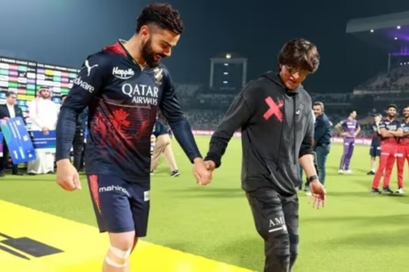 সম্প্রতি সোশ্যাল মিডিয়ায় কার জনপ্রিয়তা বেশি তা নিয়ে বিরাট কোহলি ও শাহরুখ খান ফ্যানেদের মধ্যে তুমুল তর্ক হয়েছিল। তাই এক ফ্যান শাহরুখকে সেই বিষয়েই প্রশ্ন করেন।