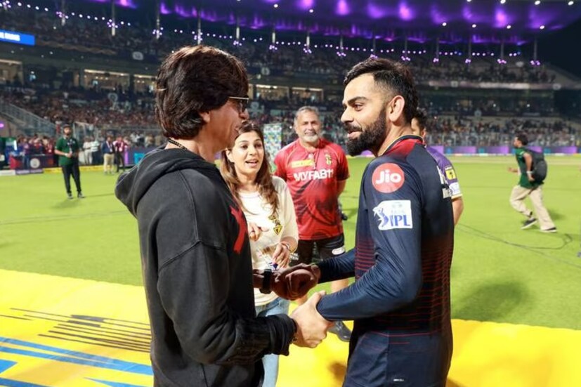 ওই ফ্যান বলেন কোহলিকে নিয়ে জওয়ানের স্টাইলে শাহরুখকে কিছু বলার অনুরোধ করেন। আসলে কে বেশি জনপ্রিয়? সেই বিষয়েই শাহরুখের প্রতিক্রিয়া চাইছিলেন ওই ফ্যান।