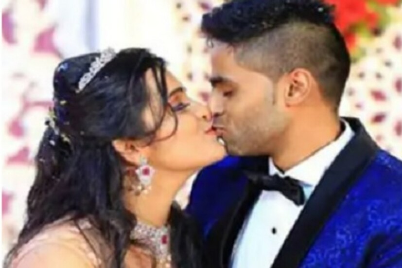 স্ত্রীর দেবীশার সঙ্গে রোমান্টিক মুহূর্তের কিছু ছবিও সোস্যাল মিডিয়ায় শেয়ার করে থাকেন তিনি। তাদের রোমান্টিক ছবি খুবই পছন্দ করেন নেটিজেনরা।