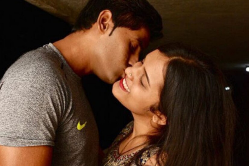 সেই পার্টিতে দেবীশার নাচ দেখেই প্রেমে পড়ে যান সূর্যকুমার যাদব। তার রূপও মুগ্ধ করেছিল বর্তমান ভারতীয় তারকা ক্রিকেটারকে। 