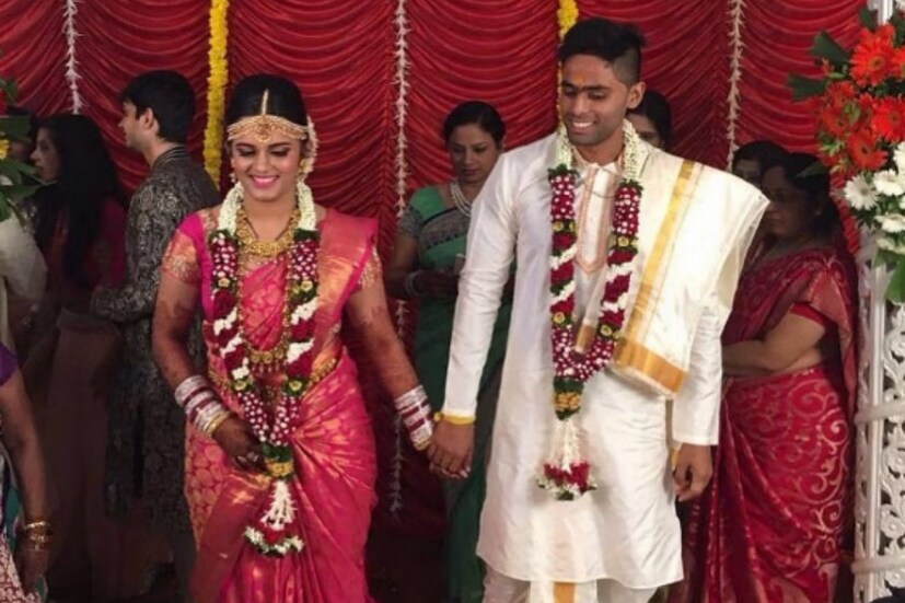 দেবীশাকে বিয়ের দিন ২৮ লক্ষ টাকা দিয়ে গাড়ি উপহার দিয়েছিলেন সূর্যকুমার। সেই গাড়িকে ১০ লক্ষ টাকা খরচ করে দেবীশার প্রিয় রং করিয়েছিলেন সূর্য।