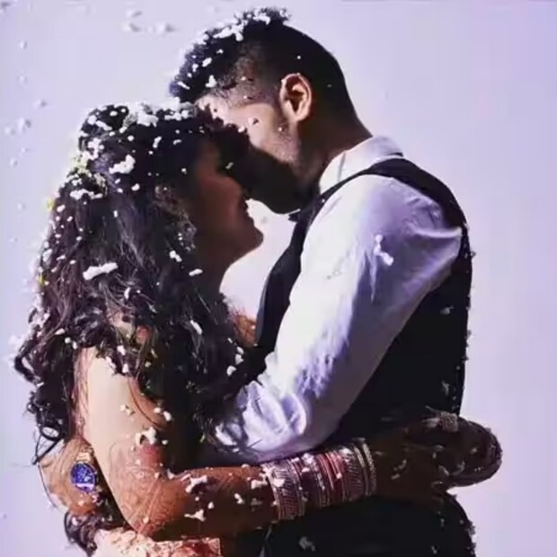 তারপর থেকেই দেবীশার সঙ্গে কথা বলার জন্য ব্যকুল হয়ে উঠেছিলেন সূর্যকুমার যাদব। এরপর দুজনের ধীরে ধীরে কথাবার্তা, দেখা-সাক্ষাৎ শুরু হয়। 