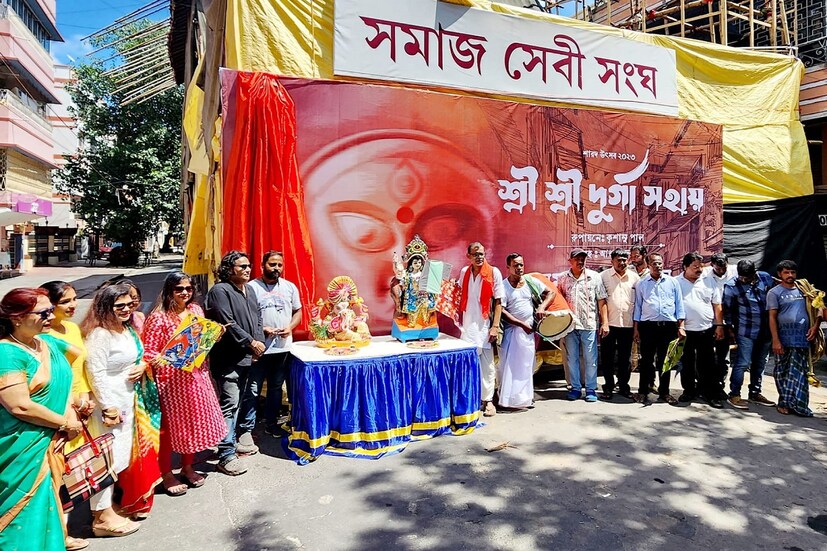 *দক্ষিণ কলকাতার নামকরা পুজোগুলির মধ্যে সমাজসেবী সংঘ অন্যতম। যেহেতু পুজোর নাম সমাজসেবী, তাই বোঝাই যায় পুজো বা সংঘের উৎপত্তি সমাজ সেবাকে ঘিরেই। পুজোর ব্যানার উন্মোচনের দিনে সমাজসেবী সংঘ তাদের নামের প্রতি মর্যাদা রাখলেন। 