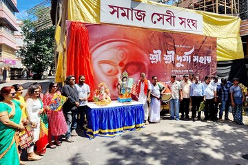 আড়ালে থাকা সিদ্ধিদাতা, বিশ্বকর্মাদের হাতে দুর্গাপুজোর ব্যানার উন্মোচন সমাজসেবীর আড়ালে থাকা সিদ্ধিদাতা, বিশ্বকর্মাদের হাতে দুর্গাপুজোর ব্যানার উন্মোচন সমাজসেবীর