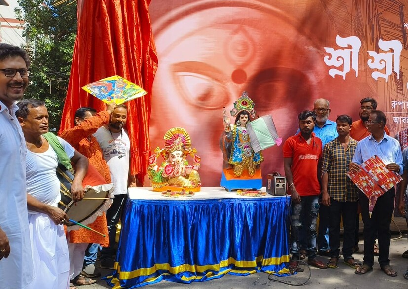 *দুর্গাপুজোর সাথে প্রত্যক্ষ বা পরোক্ষভাবে যুক্ত প্রত্যেকেই উপকৃত এই বিশাল কর্মকাণ্ড থেকে। ৭৮তম বছরে সমাজসেবী সংঘের ভাবনায় &quot;শ্রী শ্রী দুর্গাসহায়&quot; আসলে এক শ্রদ্ধাঞ্জলী, এই মহৎ উৎসবের আড়ালে থাকা আর্থসাংস্কৃতিক বিপ্লবকে।