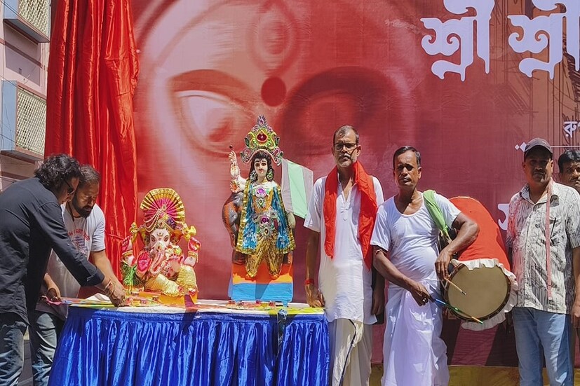 *শহর কলকাতা তথা পশ্চিমবঙ্গের পরিচয়ের একটা অবিচ্ছেদ্য অঙ্গ দুর্গাপুজো। প্রথমে মূলত রাজবাড়ি বা জমিদার বাড়ি থেকে শুরু হলেও পরবর্তীকালে বারোয়ারী হাত ধরে তা ছড়িয়ে পরেছে পাড়ায় পাড়ায়। আজ দুর্গাপুজো দেশের গন্ডি ছাড়িয়ে পৌছে গেছে বিশ্বের দরবারে। একই সঙ্গে প্রমাণিতদুর্গাপুজো আজ শুধুমাত্র কোনও ধর্মীয় উৎসব নয়, সেই সঙ্গেই এই রাজ্যের অন্যতম বৃহত্তর আর্থিক পরিকাঠামোর জোগান।