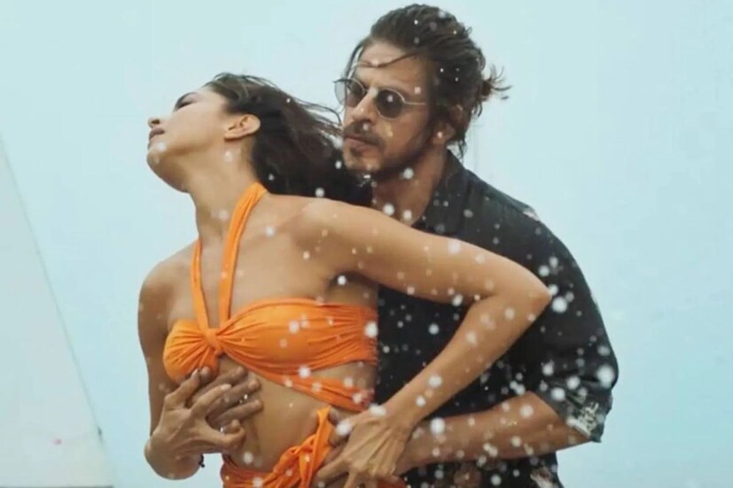 চলতি বছরে 'পাঠান' ও 'জওয়ান' দুটি সুপার-ডুপার ব্লকবাস্টারের মাধ্যমে বলিউডে ফের শাহরুখ ঝড় তুলেছেন খান সাহেব। আগামাী ডিসেম্বরে 'ডাঙ্কি'-র অপেক্ষায় ফ্যানেরা। আর হ্যাটট্রিকের অপেক্ষায় বছর ৫৮-র তরুণ শাহরুখ। তাই এবারের জন্মদিনটা একটু বাড়তিই স্পেশাব শাহরুখের কাছে।