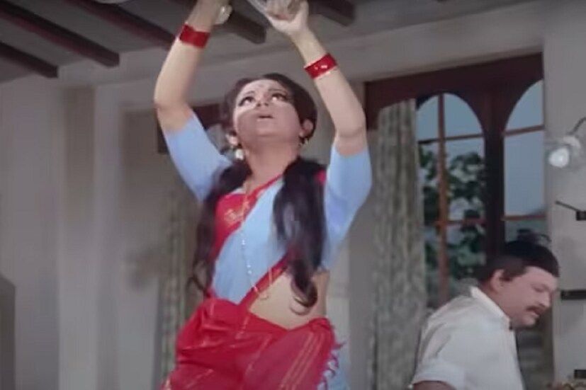 ৫৪ বছর আগে মুক্তি পাওয়া ছবিটি সমস্ত রেকর্ড ভেঙে দিয়েছিল। কথা হচ্ছে, ‘আরাধনা’ ছবির। এই ছবিতে ছিলেন তৎকালীন সুপারস্টার রাজেশ খান্না। বিপরীতে ছিলেন সুন্দরী অভিনেত্রী শর্মিলা ঠাকুর। ছবিটি পরিচালনা করেছিলেন শক্তি সামন্ত। পরিচালকের ‘অমর প্রেম’, ‘কাটি পতং’ ছবিতেও কাজ করেছিলেন রাজেশ খান্না। 