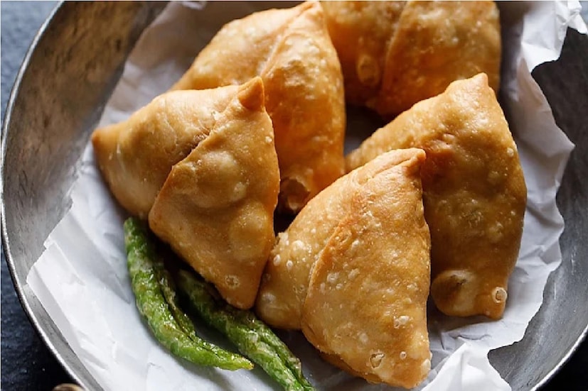 সিঙারা- বাঙালিদের সিঙারা, আর ভারতের জনপ্রিয় সামোসা৷  সারা দেশের অন্যতম জনপ্রিয় স্ন্যাকস। কিন্তু সোমালিয়া ২০১১  সাল থেকে এই মুখরোচক খাবারের উপর নিষেধাজ্ঞা জারি করেছে ৷ তাদের এই নিষিদ্ধকরণের কারণটি ধর্মীয়৷