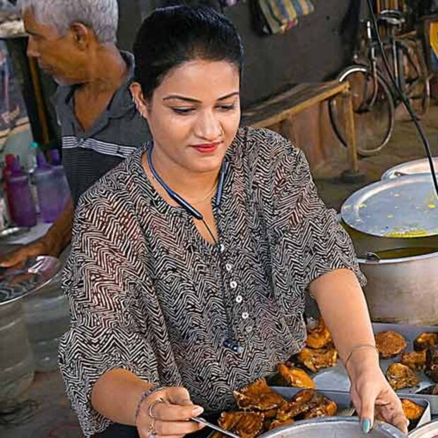 এবার জানালেন চলতি বছরেই তাঁর সঙ্গে সাতপাঁকে বাঁধা পড়বেন। পুজোর আগেই সেরে ফেলতে পারেন এনগেজমেন্টও। তিনি বলেন, ‘এখন বিয়ে না করলে আমার আর বিয়েই হবে না’! 