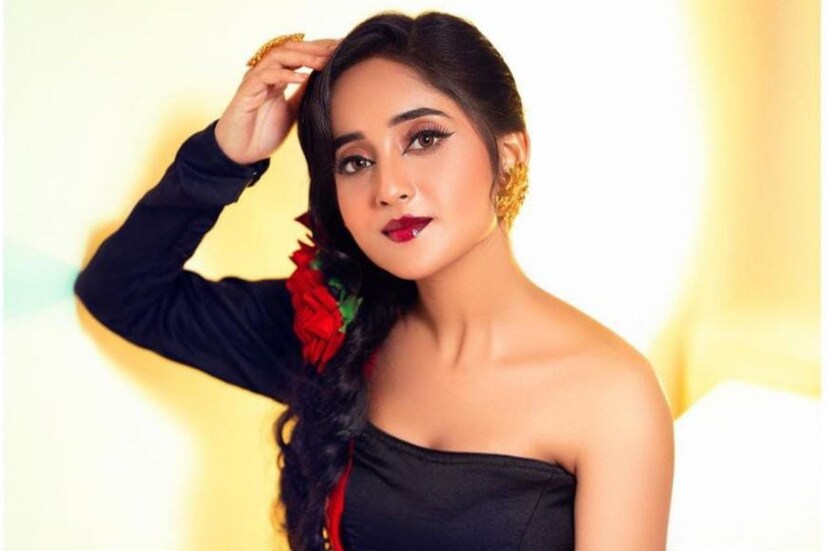 কয়েক মাস আগে শেষ হয়েছে ‘মিঠাই’। তবে মেগা শেষের আগেই তাঁর অনুরাগীদের জন্য খুশির খবর দেন সৌমিতৃষা। জানান তাঁকে ‘প্রধান’ সিনেমায় দেবের বিপরীতে দেখা যাবে। (Photo Courtesy: Soumitrisha Kundu)