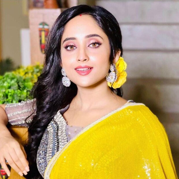 সেই প্রসঙ্গে একটি সংবাদ মাধ্যমকে দেওয়া সাক্ষাৎকারে সৌমিতৃষা জানান, একদিন হোটেলের বাইরে অনেক ভিড় দেখতে পান তিনি। সেখানে গিয়ে দেখেন সবার হাতে ফোন, আর কিছুজন একটি অজগর সাপ ধরে রেখেছে। যদিও সাপটা খুব একটা বড় ছিল না। (Photo Courtesy: Soumitrisha Kundu)