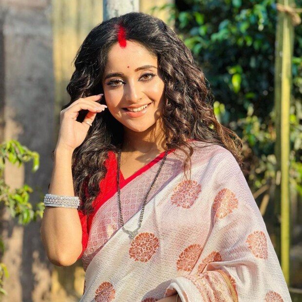 বর্তমানে উত্তরবঙ্গে ‘প্রধান’-এর শ্যুটিং নিয়ে ব্যস্ত নায়িকা। ক্রিসমাসে প্রেক্ষাগৃহে মুক্তি পাবে ‘প্রধান’। এই ছবিতে দেব ও সৌমিতৃষার পাশাপাশি দেখা যাবে মমতা শংকর, পরাণ বন্দ্যোপাধ্যায়, কণীনিকা বন্দ্যোপাধ্যায়, অম্বরীশ ভট্টাচার্যকে। (Photo Courtesy: Soumitrisha Kundu)