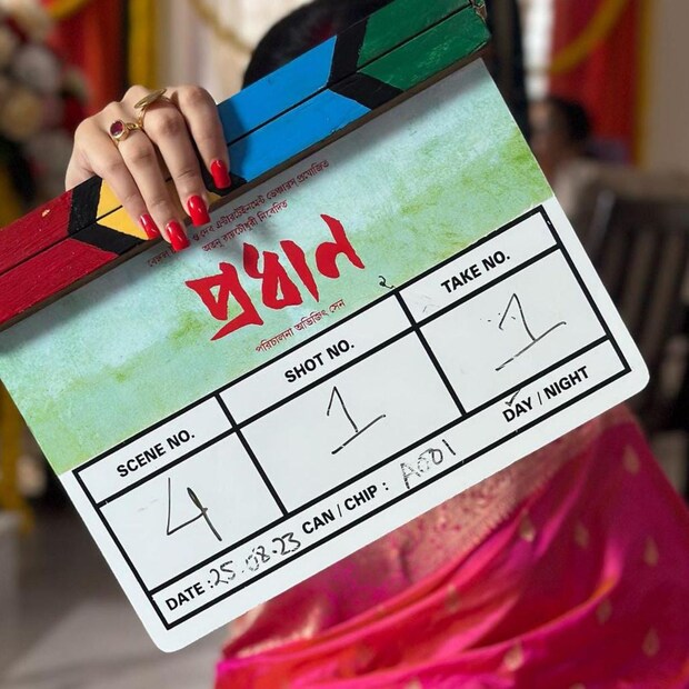 কিছু দিন আগেই শুরু হয়েছে ছবির শ্যুটিং। শ্যুটের প্রথম দিনে হাতে ক্ল্যাপ নিয়ে স্যোশাল মিডিয়ায় ছবি পোস্ট করেছিলেন সৌমিতৃষা। (Photo Courtesy: Soumitrisha Kundu)