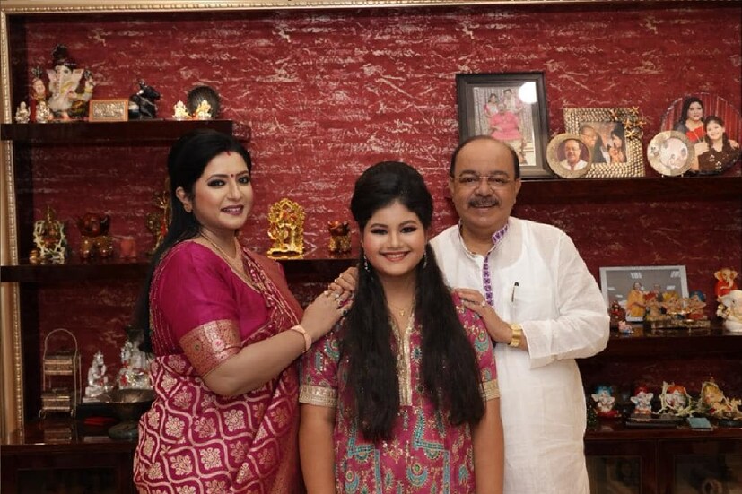 *বৈশাখী বন্দ্যোপাধ্যায় পোস্টে জানিয়েছেন, পদবী পরিবর্তনের জন্য ২ বছর আগে শোভন চট্টোপাধ্য়ায়ের কাছে অনুরোধ করেছিল ছোট্ট মহুল। এই কন্যাদিবসে সেই ইচ্ছাপূরণ হয়েছে। মহুলের হাতে তার নতুন পরিচয়ের সার্টিফিকেট তুলে দিয়েছেন মহুলের 'দুষ্টু'। 