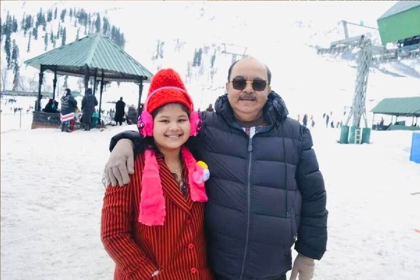 *বৈশাখী জানিয়েছেন মহুলের কাছে শোভন চট্টোপাধ্যায় বাবার চেয়ে কিছু কম নয়। ওঁদের দু'জনের কেমিষ্ট্রি মন ভাল করে দেয়। মহুলের একনিষ্ঠ সমর্থক শোভন।   