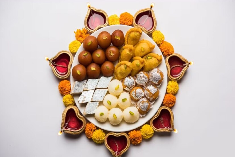 গোটা বছর নানান ধরনের ফিউশন মিষ্টির রমরমা হলেও বিজয়াতে সেই ট্রেডিশনাল মিষ্টিই চাই-ই-চাই। চাহিদা তুঙ্গে জল ভরা সন্দেশ থেকে পারিজাত-এর মত ট্রাডিশনাল মিষ্টির।