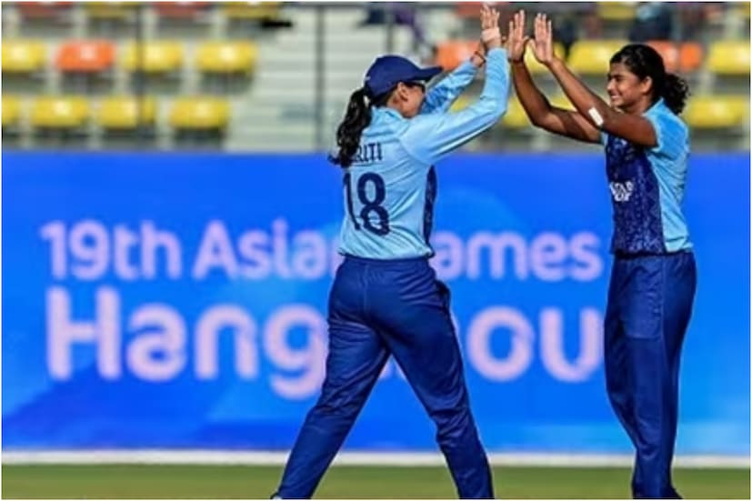 ফাইনালে প্রথমে ব্যাট করে ২০ ওভারে ৭ উইকেট হারিয়ে ১১৬ রান করে ভারত। রান বেশি না হওয়ায় দেশকে চ্যাম্পিয়ন করার দায়িত্বটা গিয়ে পড়ে বোলারদের উপর। আর সেই পরীক্ষা ১০০-তে ১০০ পেলেন বঙ্গ তনয়া।