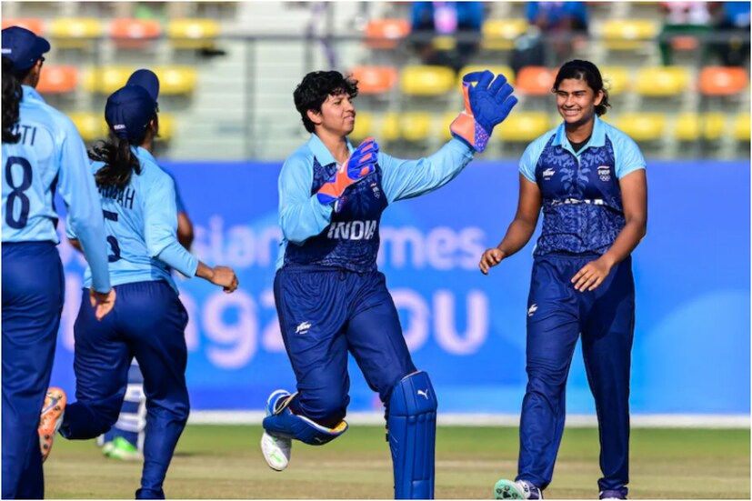 শেষ পর্যন্ত ৪ ওভার বল করে ৬ রান দিয়ে ৩ উইকেট নেন তিতাস সাঁধু। মেডেন পেয়েছেন একটি ওভার। বাংলার মেয়ের পেস অ্যাটাকে ভর করেই এশিয়ান গেমসে সোনা জিতে ইতিহাস তৈরি করল ভারতীয় মহিলা ক্রিকেট দল।