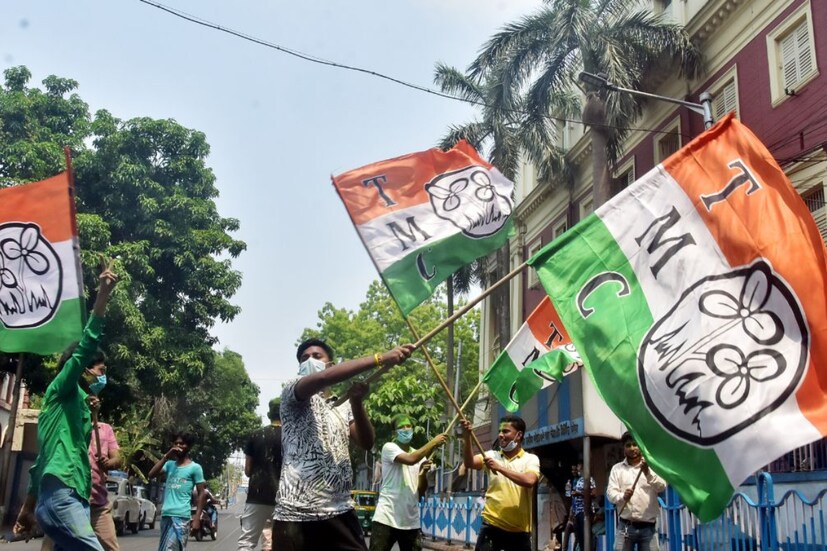 গোটা যাত্রা পথে ৪-৫ বার দাঁড়াবে বাস। একটানা কোনও চালক বাস চালাবেন না। তাই প্রতি বাসে দু'জন করে থাকছেন চালক। (প্রতীকী ছবি)