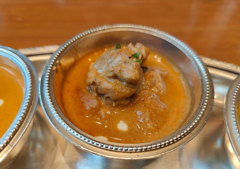 জানিয়ে রাখা ভাল যে, ব্যুফে এবং থালি উভয় বিকল্পই রাখা হচ্ছে অতিথিদের জন্য। তাজ মহল লখনউ হোটেলের শ্যেফ গুলাম অওয়াধি খাবারের বিশেষ মেন্যুটিকে সুচারু ভাবে সন্তর্পণে সাজিয়েছেন। এর মধ্যে থাকছে নবাবি শাহি ছোঁয়া। নিরামিষ এবং আমিষ দুই ধরনের খাবারই রাখা হয়েছে মেন্যুতে। দেখে নেওয়া যাক, শাহি খানাপিনার তালিকায় কী কী রাখা হয়েছে।