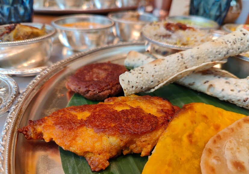 খাবারের এই বিশেষ উৎসবের নাম রাখা হয়েছে ‘অওয়াধ কামস টু কলকাতা’। টানা ১০ দিন দুপুর ১২টা ৩০ মিনিট থেকে দুপুর ৩টে ৩০ মিনিট পর্যন্ত লাঞ্চ এবং সন্ধ্যা ৭টা ৩০ মিনিট থেকে রাত ১১টা ৩০ মিনিট পর্যন্ত ডিনারের আয়োজন থাকছে। আর এর জন্য খরচ হবে জনপ্রতি ১৮০০ টাকা + ট্যাক্স। 