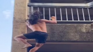 কংক্রিটের জঙ্গলে আজও রয়ে গিয়েছেন টারজান; সোশ্যাল মিডিয়ায় ভাইরাল হল ভিডিও কংক্রিটের জঙ্গলে আজও রয়ে গিয়েছেন টারজান; সোশ্যাল মিডিয়ায় ভাইরাল হল ভিডিও