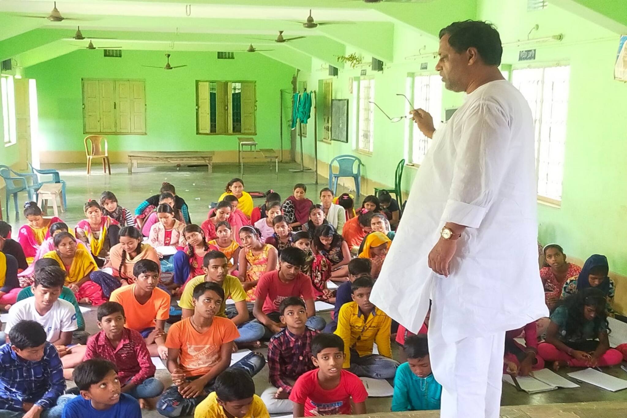 অবসরের পরেও বিনামূল্যে পড়াচ্ছেন বাসন্তীর অমল স্যার!