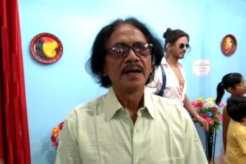 তবে মোমের মূর্তি তৈরি করা সহজ নয় মোটে। একাধিক ছবি দেখে এই মাপ তৈরি করতে হয়। তারপর সেই মূর্তি সাজিয়ে তুলতে হয় পোশাক দিয়ে। যে প্রেক্ষাপটে যে মূর্তি তৈরি করা হয়েছে, সেই সম্পূর্ণ দৃশ্যটিকে সাজিয়ে তুলতে হয়। সবশেষে বসানো হয় মাথার চুল। এক্ষেত্রে অনেক সময় শিল্পীর সুশান্ত রায়কে তাঁর মেয়ে সাহায্য করেন।