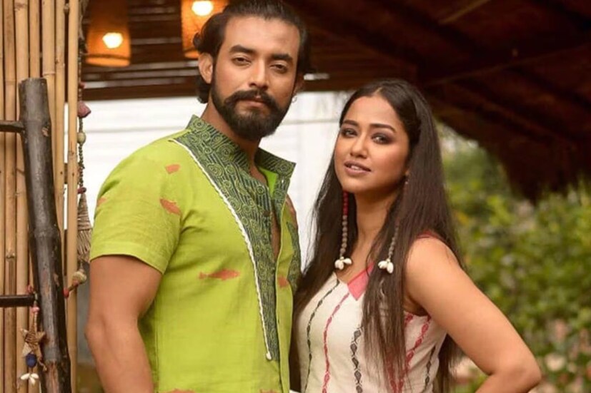 অন্যদিকে, কিছুদিন আগেই রণজয় বিষ্ণুর সঙ্গে সম্পর্ক ভেঙেছে সোহিনী সরকারের। শোনা যাচ্ছে এবার নাকি গায়কের প্রেমে পড়েছেন অভিনেত্রী। আর সেই গায়ক সম্ভবত শোভন। 