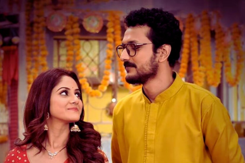 তাঁদের ছবি দেখে এক অনুরাগী প্রশ্ন করেন তবে কি খড়কুটো ২ আসছে? আর সবটা মিলিয়ে আবারও তৃণা-কৌশিক খড়কুটো ২-এর জল্পনাকে আরও উস্কে দেন।