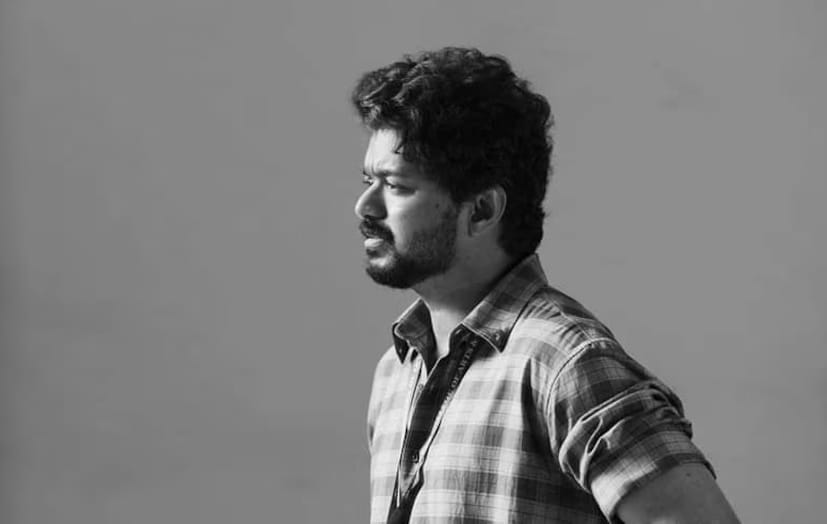 আসলে গত শনিবার চেন্নাইয়ে পানাইয়ুরের সদর দফতরে বিজয় মাক্কাল ইয়াক্কমের মহিলা দলের বৈঠক চলছিল। সেখানে আরও মহিলা ক্যাডার নিয়োগ করার বিষয়ে আলোচনা হয়। ঠিক সেই সময় সেখানে হাজির হন ভাদিভেলু। সঙ্গে ছিলেন তাঁর স্ত্রী-ও। 
